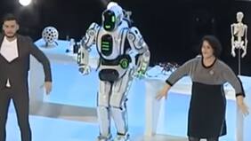 Robot ruso de última generación era en realidad un hombre disfrazado