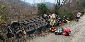 Bus volcó camino a las termas de Manquecura