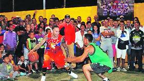 El chileno que la rompe en el básquetbol callejero