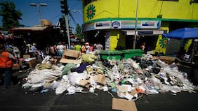 Locatarios de barrio Meiggs denuncian que recolectores están cobrando por retirar basura acumulada