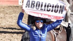 “No más maltrato”: la funa a rodeo dieciochero que lideró Eliana Albasetti