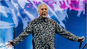 Tom Jones y cómo seguir rugiendo a los 83 años: el “Tigre de Gales” hizo vibrar a Santiago con vozarrón y sensualidad