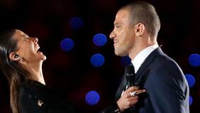 "Tonka y Julián estaban de lo más compinches, cercanos y coquetos en el evento Anatel... Una complicidad de aquellas y muy coquetos", afirma la periodista Paula Escobar