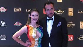 "¿Una carpa de circo?": Trollean a Carla Jara por multicolor vestido