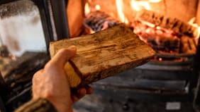 Adiós contaminación: Empresa reemplazará más de 57 mil estufas a leña por climatizadores en Santiago