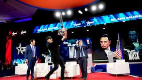 Javier Milei regala a Elon Musk una motosierra en medio del mayor evento conservador de EEUU