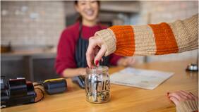 Siempre debe ser voluntaria: Sernac aclara cuáles son los locales que pueden pedir propina