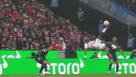 Un espectacular gol de chilena en la Bundesliga de seguro estará entre los mejores del año