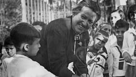 Más de 3 mil ejemplares: U. de Chile regalará libros de Gabriela Mistral