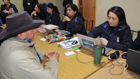 Muni de Tomé inicia entrega de vales de gas para hogares liderados por adultos mayores y personas discapacitadas
