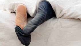¿Dormir con o sin calcetines? Esto recomiendan los expertos para evitar bacterias en los pies