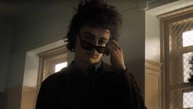 Timothée Chalamet encarna a Bob Dylan en cuerpo y voz en el tráiler de la esperada película “Un Completo Desconocido”