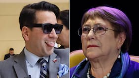 “¡Infeliz! ¡Poca cosa!“: Javier Olivares saca ronchas con ácido mensaje contra Michelle Bachelet y provocadora polera