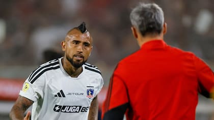 DT de Colo Colo le rayó la cancha a Vidal: “Si él en algún momento sobrepasa el límite…”