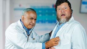 “¡Aers, ¿quién es el dostor?!”: Rodrigo Salinas revive su famoso personaje en nueva campaña junto al médico Sebastián Ugarte