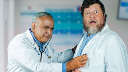 “¡Aers, ¿quién es el dostor?!”: Rodrigo Salinas revive su famoso personaje en nueva campaña junto al médico Sebastián Ugarte