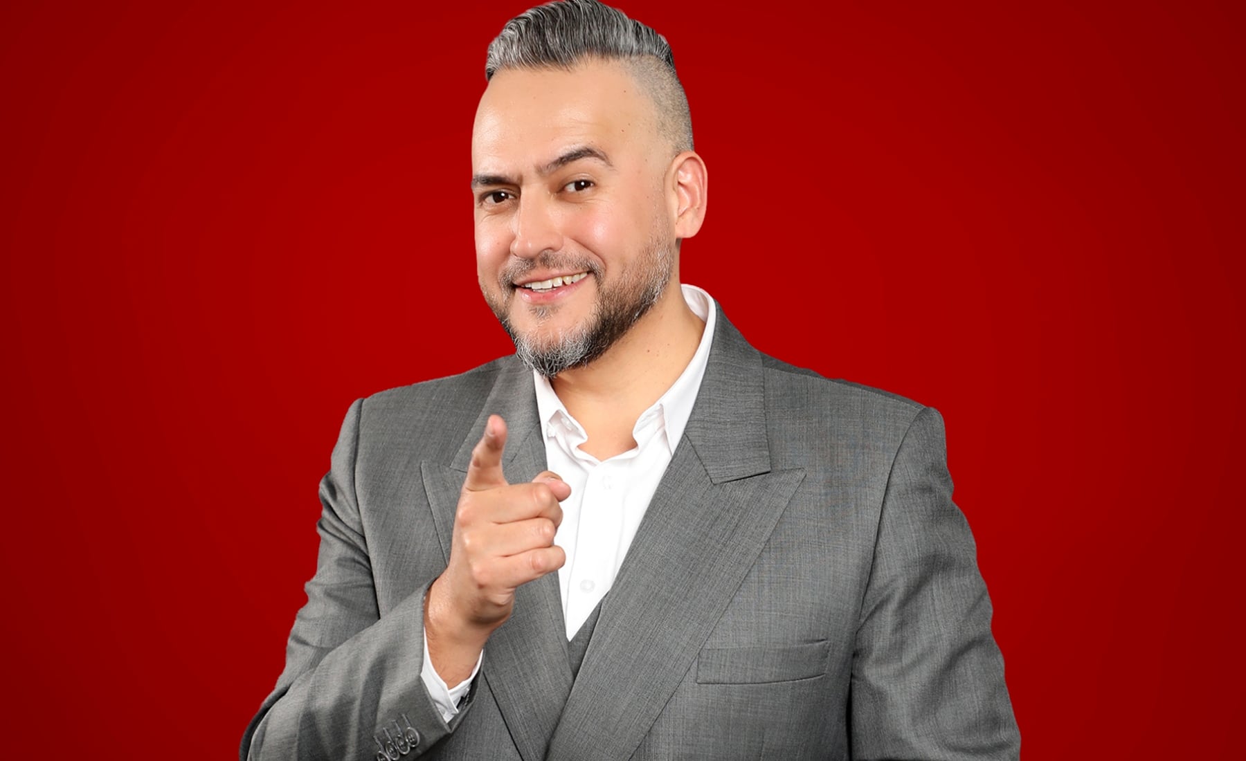 “Que se haga una buena farándula”: se suma a Alfombra Roja el destacado periodista César Fuenzalida, conductor del late La Cuarta Noche