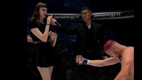 Perdió por KO: Luchador de MMA es rechazado tras pedir matrimonio en el ring