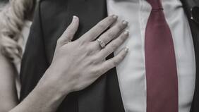 Drama en el barrio alto: Exigen millonario pago a esposa de empresario o revelarán que la hija no es de él