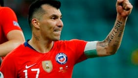 "Date vuelta sanitario, autoridad. Me está grabando esta chancha. Tienen la cagá estos cul...": Gary Medel insultó a funcionarios que no le permitieron entrar a recital de Karl G por no tener su pase de movilidad actualizado