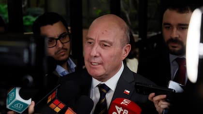 Ministro Quiroz reconoce que vaciaron cuentas a algunos deudores CAE que ganan menos de $3,5 millones: explicó motivo