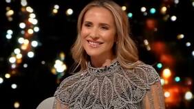 "Tengo información de que tú sí estás con alguien", le preguntan y Angélica Castro responde: "Estoy feliz, pasándola bien, haciendo mi vida con quien quiera"