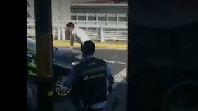 Graban brutal atropello de taxista a colega durante protesta en aeropuerto