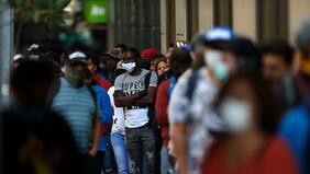 ¡Otra vez! Largas filas por cobro del seguro de cesantía en el centro de Santiago