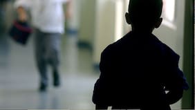 Después de pegarle lo habrían tapado pensando lo peor: Horror por brutal golpiza de escolares a compañero de 10 años