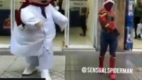 Dr. Simi y Sensual Spiderman sorprenden con desafío navideño en plena calle