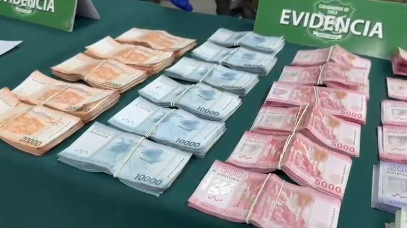 El dinero, la pistola y el cuchillo que portaba el asaltante.