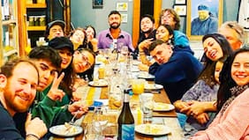 "Se comió, se tomó, se bailó...": Loreto Aravena celebró su cumpleaños junto a Max Luksic y Aaron Piper, actor de la serie de Netflix Elite