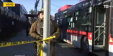 Hombre muere apuñado en bus