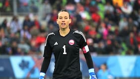 Luis Mena podría optar por una delantera para el arco de La Roja tras la renuncia de Tiane Endler