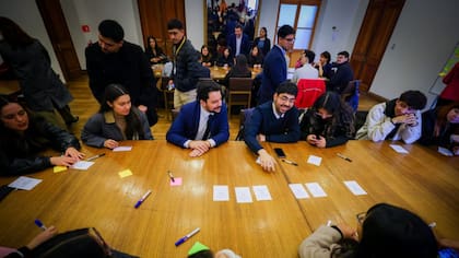 Atención profes: Segpres lanza manual didactico de cómo se hacen las leyes en Chile