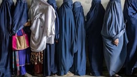 Por la ley que les prohíbe hablar en público: mujeres afganas se graban cantando en protesta por la restricción de los talibanes