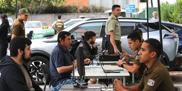 Personas presentacion sus excusas en la 17 comisaria de Las Condes por Plebistico 2023.