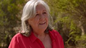 "La gente cree que es Parkinson. El 'temblor esencial' es una cosa que nadie sabe qué es", explica Anita Reeves sobre condición que la afecta