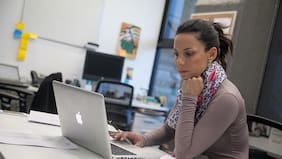 Cata Edwards: "Tengo la suerte de estar desde mi casa trabajando, pero de verdad tengo días súper bajoneados también. Me ha costado mucho"