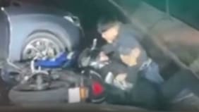 Imágenes fuertes: graban brutal paliza contra motorista que encaró a jóvenes que iban a bordo de un auto en Antofagasta