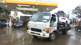 Se filtró agua de lluvia en la bencina: 20 autos quedaron botados en servicentro de San Bernardo