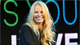 Pamela Anderson contó que su experiencia más sensual la vivió con un hombre de 80 años: “Me dejó sin aliento”