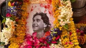 Madre de Claudio Iturra llevó sus cenizas a sagrado río de la India: “Esa ciudad mística a orillas del río Ganges”