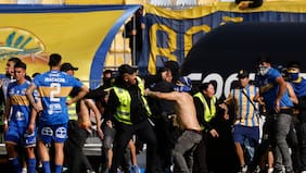 Bochorno en Everton vs. la UC: hinchas ingresaron a la cancha para increpar a jugadores