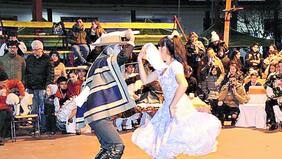 Lola denuncia que carabineros la parteó por bailar cueca