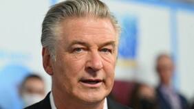 Alec Baldwin disparó con arma de utilería y dejó un muerto en filmación de su nueva película