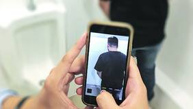 Deportarán a chileno por fotos a lo Tunick en baños