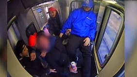 Liberan video de brutal asalto de cuatro venezolanos a pasajero: lo asfixiaron hasta dejarlo inconsciente