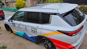 Conductor se bajó en feria libre: roban ruedas de auto que trasladaba a deportistas de Santiago 2023