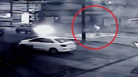 Imágenes fuertes: chofer atropelló a madre e hijo de un 1 año que pasaban por paso peatonal en Valdivia y quedó libre